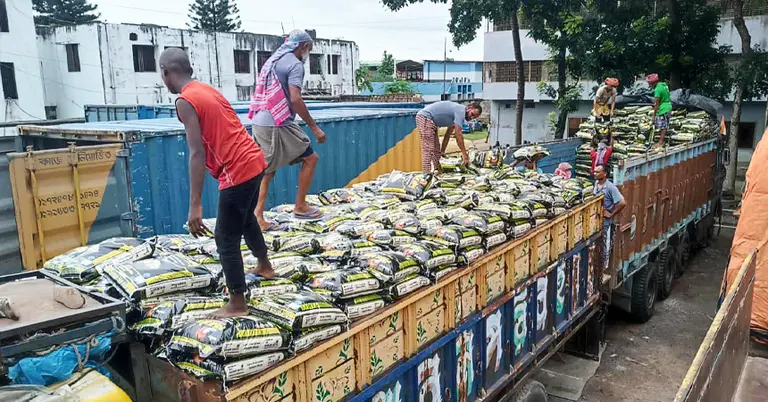 হিলি স্থলবন্দরে আমদানিকৃত চাল খালাস করা হচ্ছে